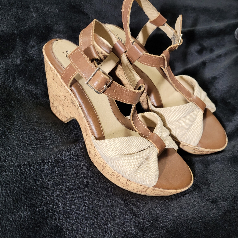 ✨️3/$25✨️ Women's Tan and Brown Wedge-like Platform Sandals - Picture 7 of 16